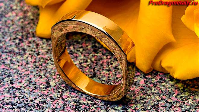 Золотой перстень необычной формы