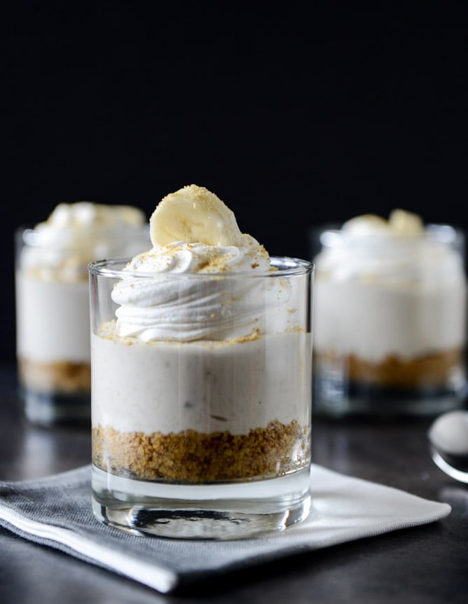 No-Bake Banana Cream Cheesecakes I howsweeteats.com