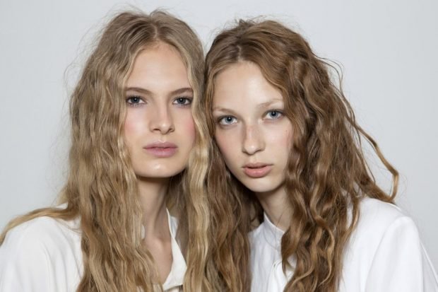 волосы тренд 2020 2021: натуральные светло-русые