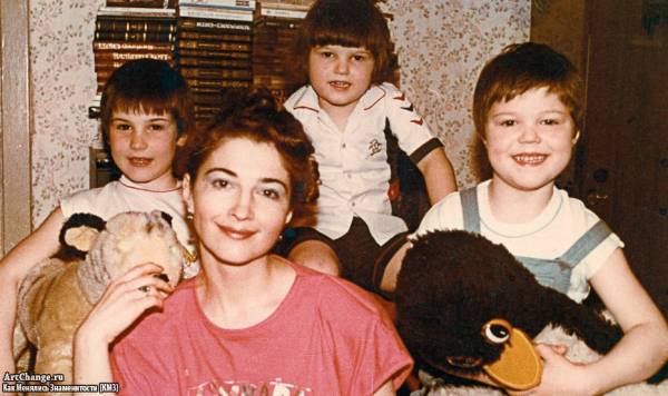 Данила Козловский в детстве с мамой и братьями Егором и Иваном (1990)