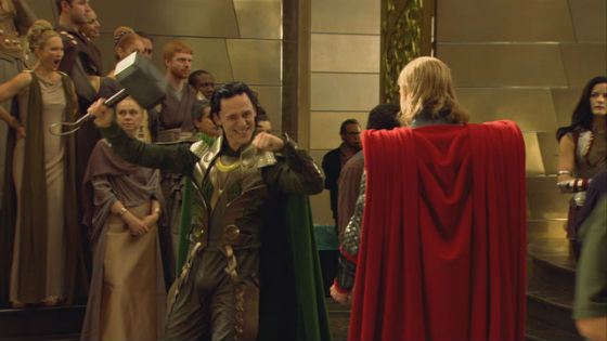 Обаятельный Том Хиддлстон в роли Локи покорил всех зрителей «Тора»