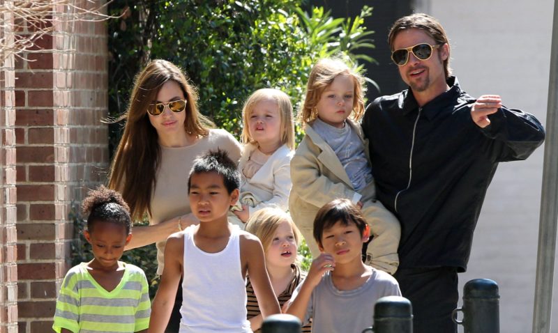 Брэд Питт с детьми и Анджелиной Джоли