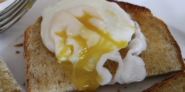 рецепты быстрых блюд: яйцо пашот с острым соусом 