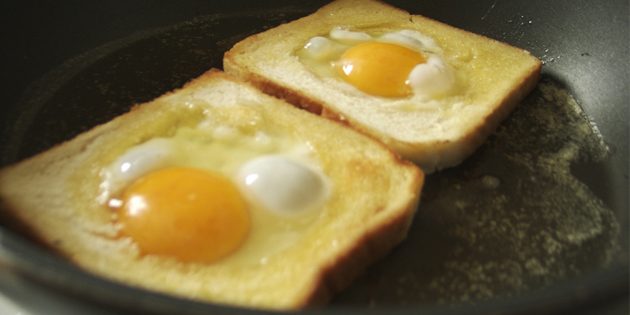 рецепты быстрых блюд: яичница в хлебе