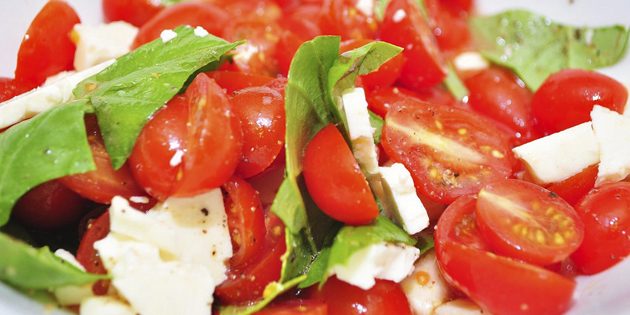 рецепты быстрых блюд: салат с томатами и брынзой 