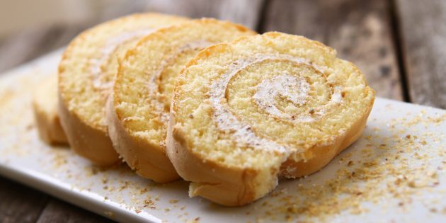 Бисквитный рулет на сгущёнке с лимоном и сливками: простые рецепты