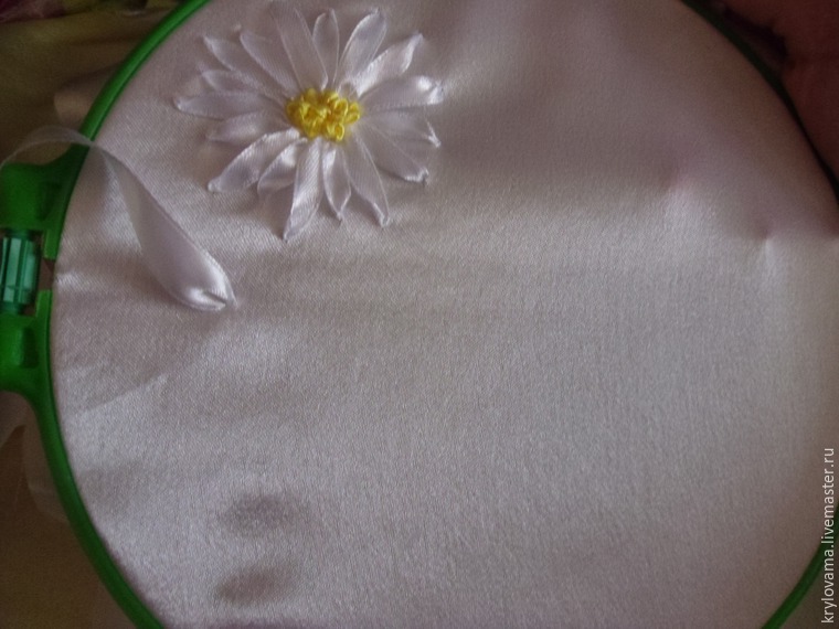 Вышивка лентами на свадебной подушечке, фото № 11