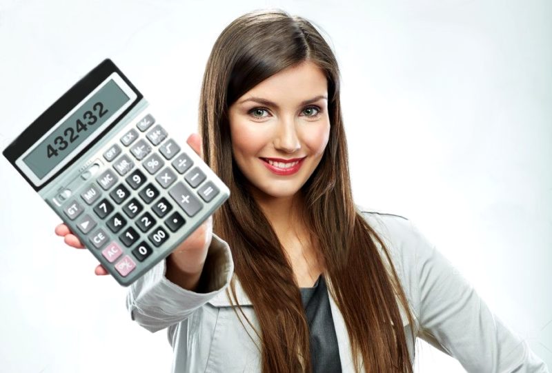 девушка показывает калькулятор с цифрами 432432