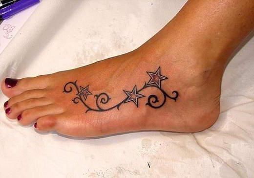 татуировки для девушек на ноге маленькие цветы
