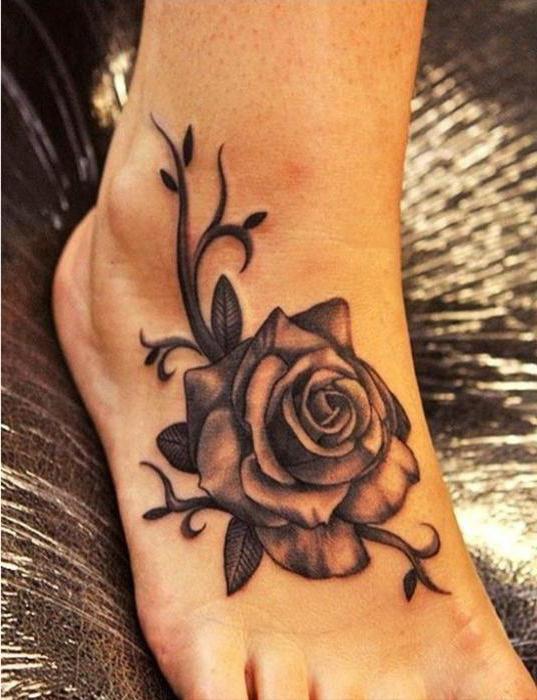 татуировки для девушек на ноге маленькие надписи