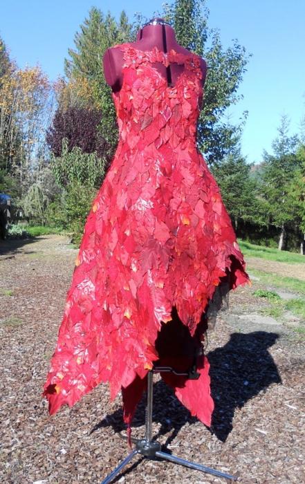 платье из листьев на осенний бал