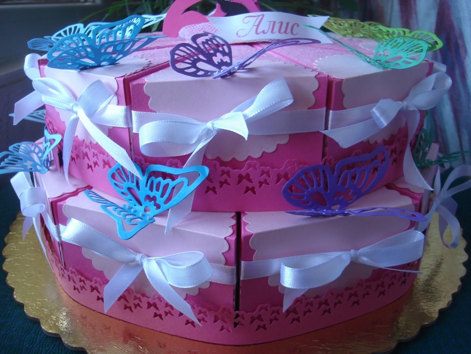 Торт из цветной бумаги с атласными бантиками