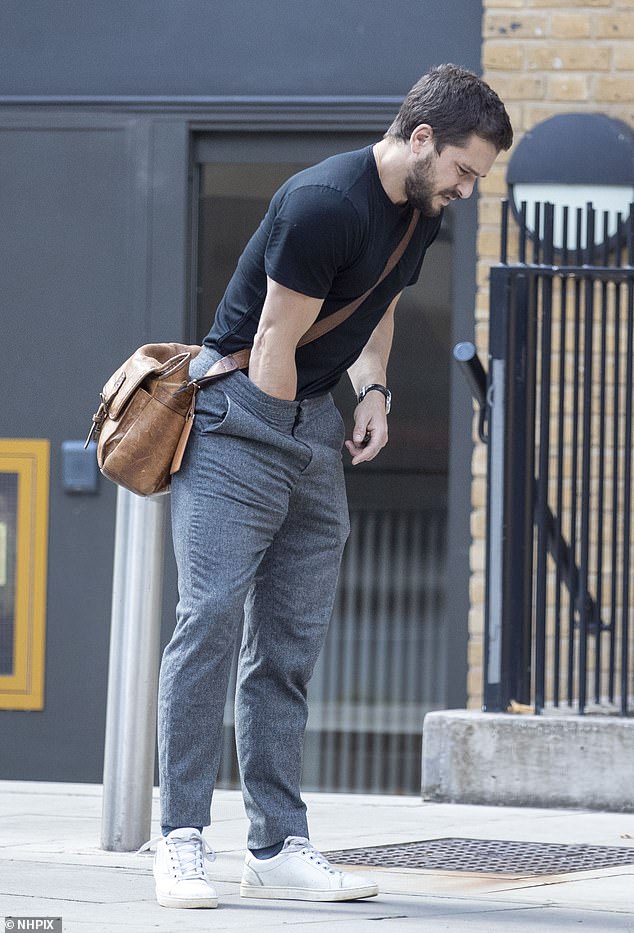 Oh! Kit Harington was caught in an awkward moment on Saturday, as he suffered an issue down his trousers