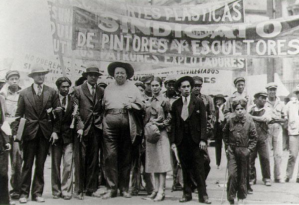 27292271_Diego_Rivera_i_Frida_Kalo_na_mayskoy_demonstracii_1929