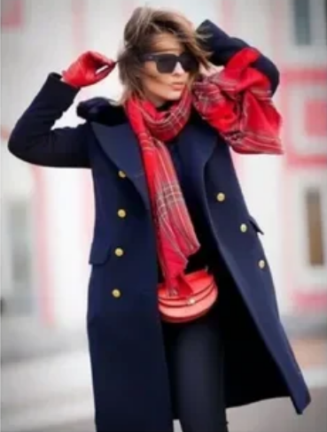 синее пальто и красный шарф в клетку