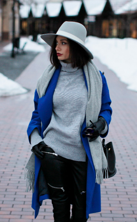 синее пальто и серый шарф