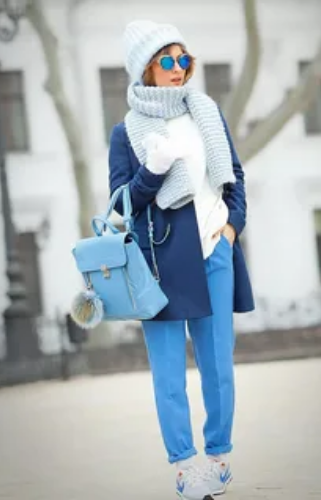 синее пальто и белый шарф