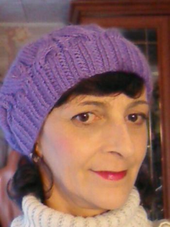 Фиолетовая шапочка спицами от Марины Ефименко