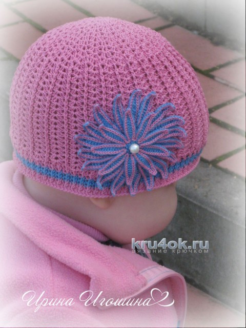 Летняя шапочка для девочки с ажурным цветком