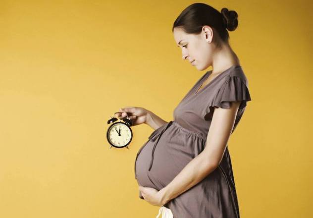 беременная смотрит на часы