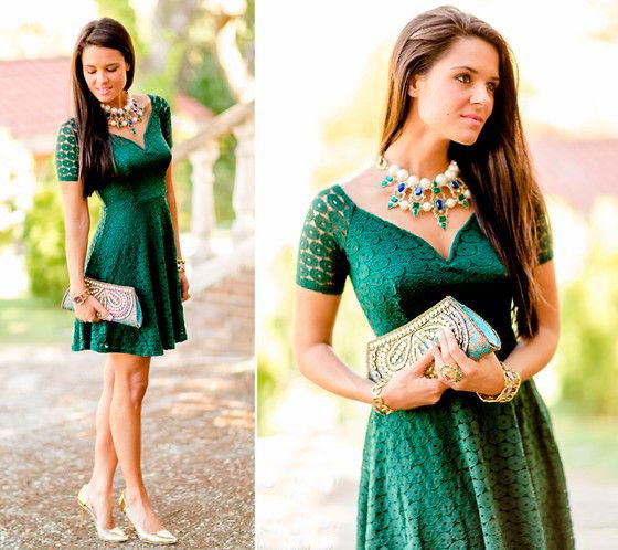 Девушка сочетает зеленое платье с золотыми украшениями, крупным ожерельем и золотистыми туфлями
