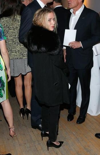 Мэри-Кейт Олсен в черной куртке с меховым воротником