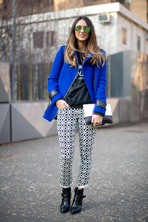 Девушка в брюках с принтом и синем пальто