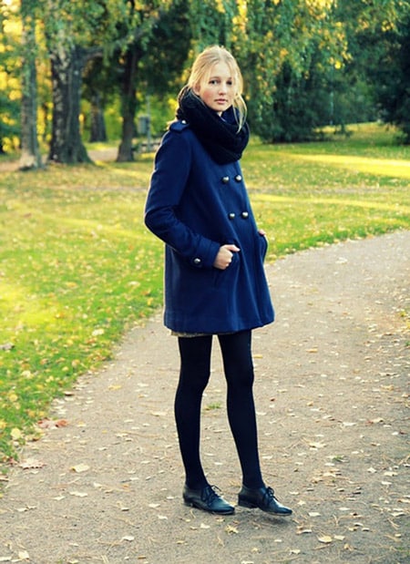 Девушка в черном шарфе и пальто