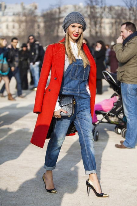 Модель в джинсовом комбинезоне, ткфли лодочки, красное пальто и берет