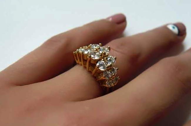 Золотое кольцо на руке