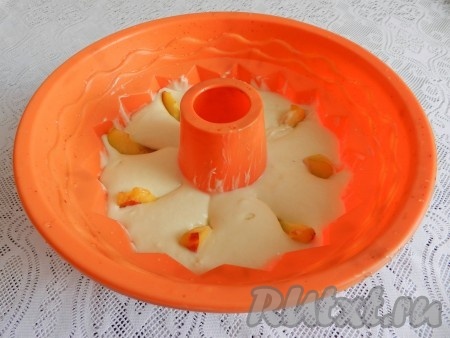 Тесто выложить в форму для выпечки, вдавить дольки персиков. Выпекать творожный кекс в духовке при температуре 180 градусов 40-45 минут.