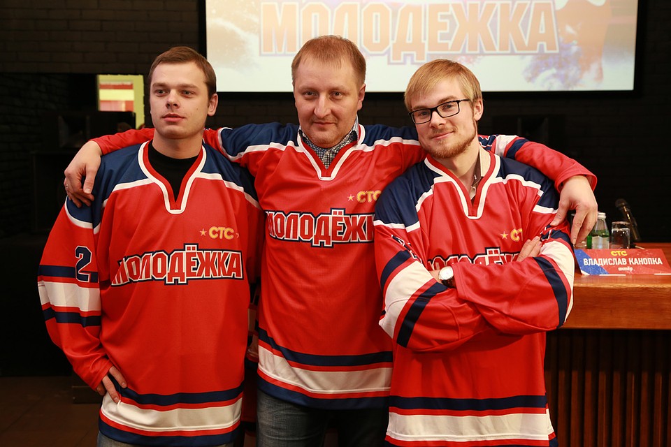Дмитрий Табарчук (в центре) работает продюсером сериалов на СТС. Фото: Андрей АБРАМОВ