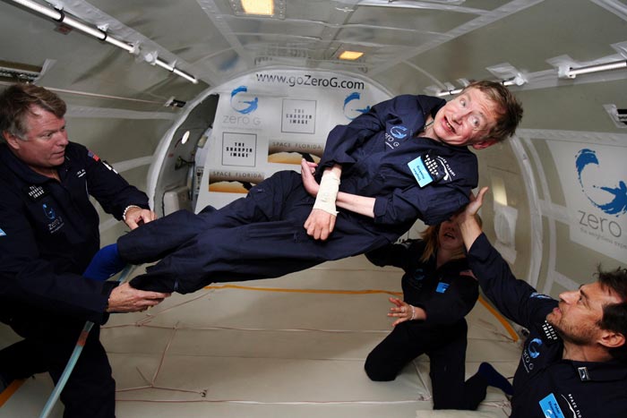 Стивен Хокинг в невесомости в самолете для тренировки астронавтов. Источник: wikimedia