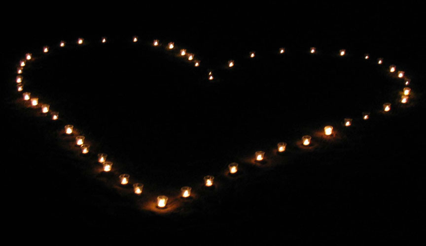 С помощью свечей можно написать признание под окнами любимой