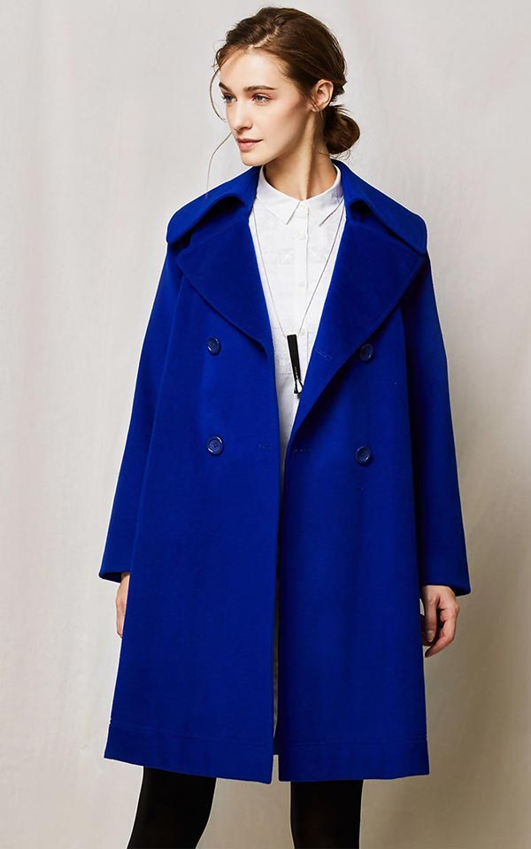 синее пальто классического оттенка