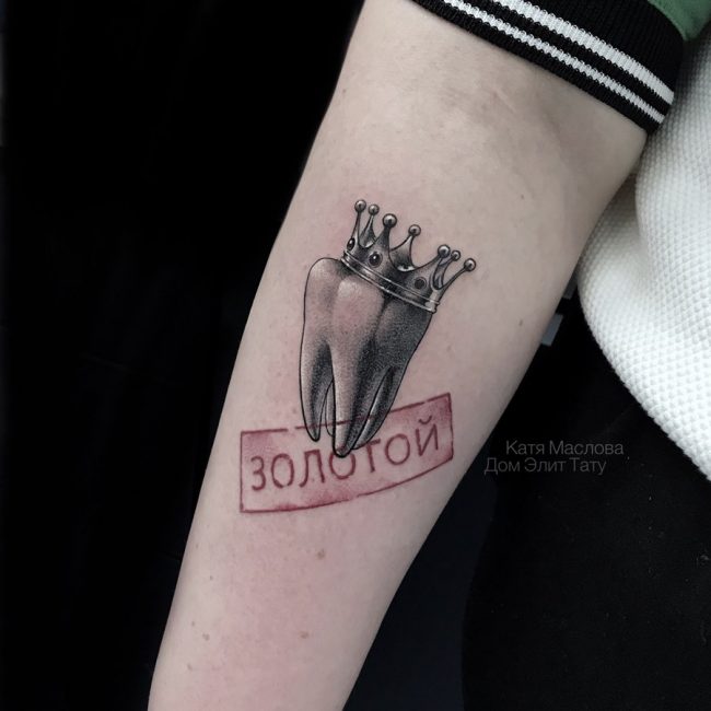 Значение тату с короной: для девушки, мужчины, на руке, запястье, пальце, шее, корона со львом, черепом, парная. Эскизы + 110 ФОТО