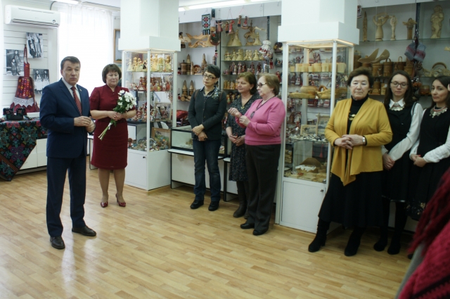 Владимир Соловьёв, министр культуры УР, и Наиля Собина, директор Наццентра ДПИиР, обратились с приветственным словом к организаторам и гостям выставки.