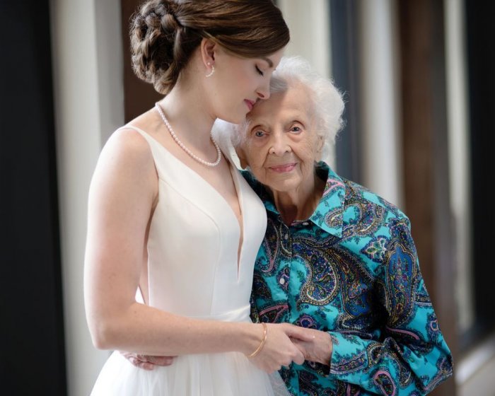 Невеста с бабушкой