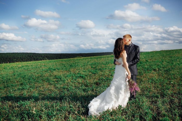 Свадебное фото в поле