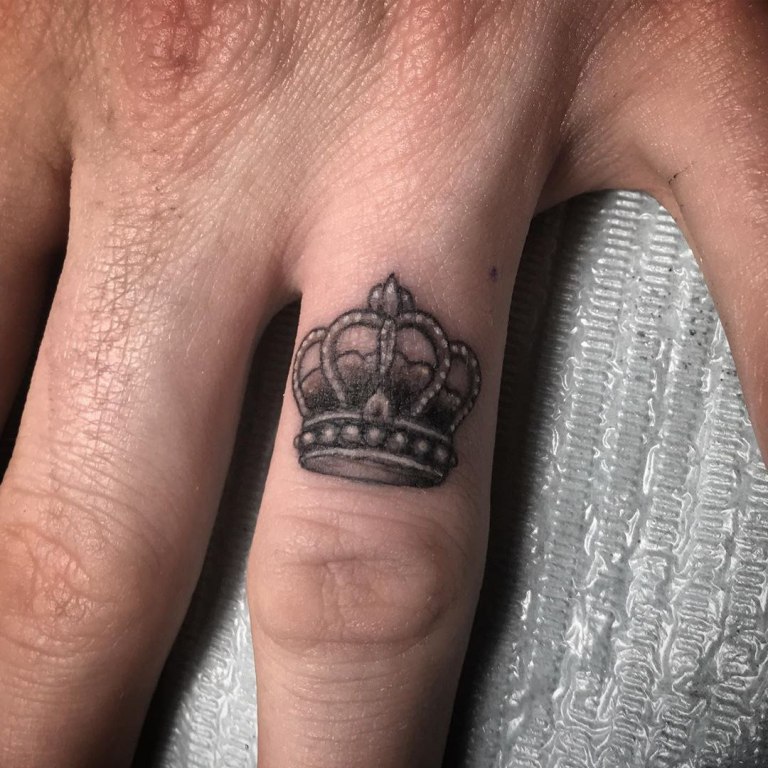 что означает тату корона
