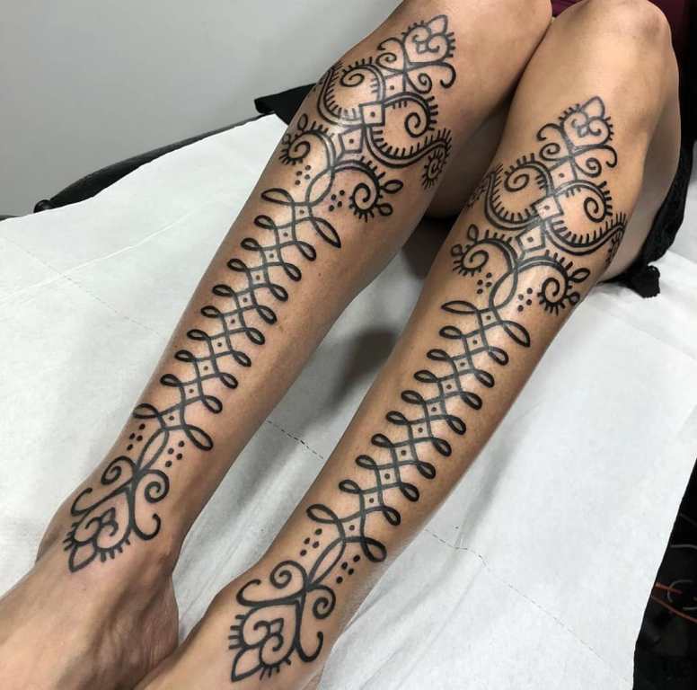татуировки на ногах у девушек