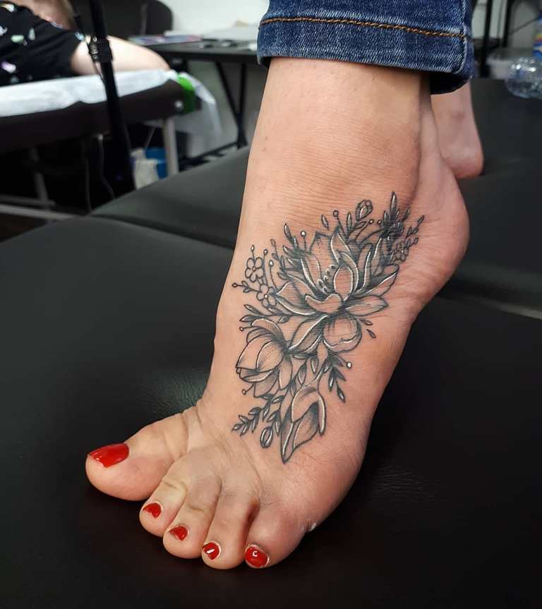 татуировки на ноге женские