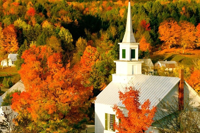 Церковь и красивый осенний пейзаж