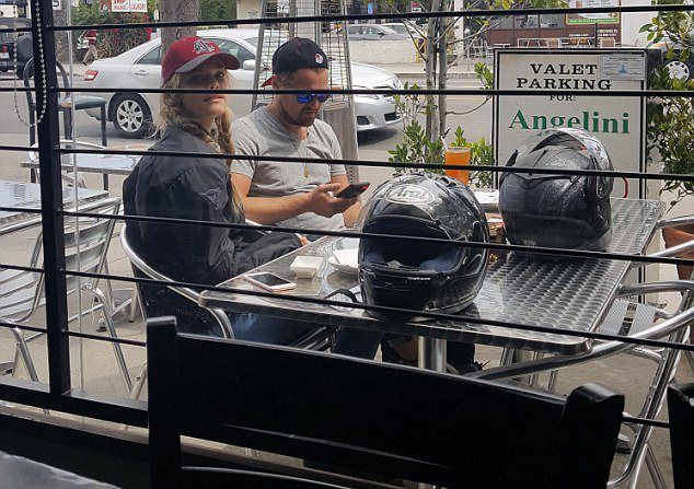 Агдал и Ди Каприо в ресторане в Западном Голливуде на 9 мая