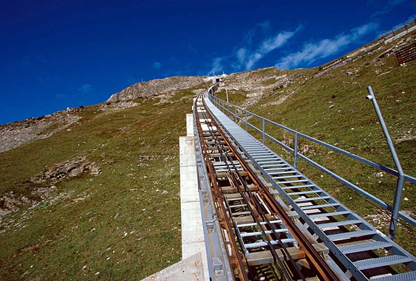 Самая длинная лестница в мире на горе Низен
