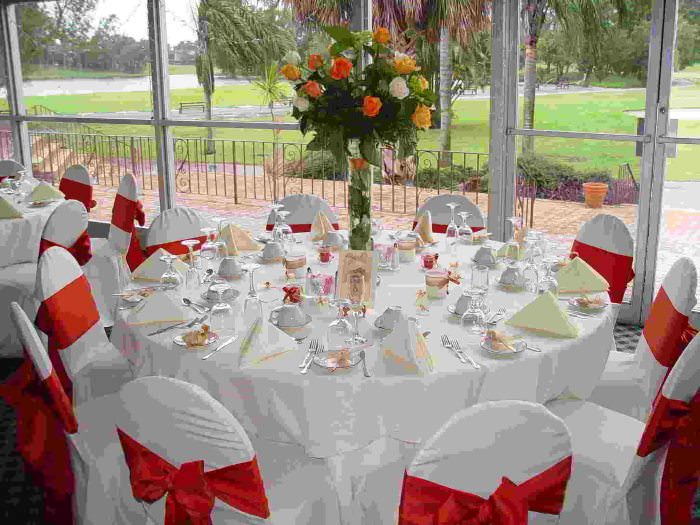 Стол для гостей с букетом живых цветов