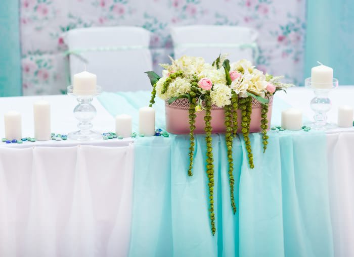 Разноцветная фатиновая юбка в отделке свадебного стола