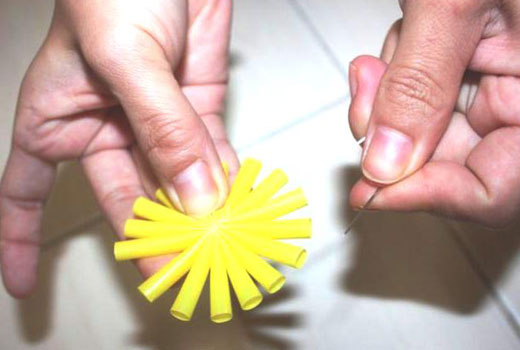 Деталь цветка из пластиковых трубочек