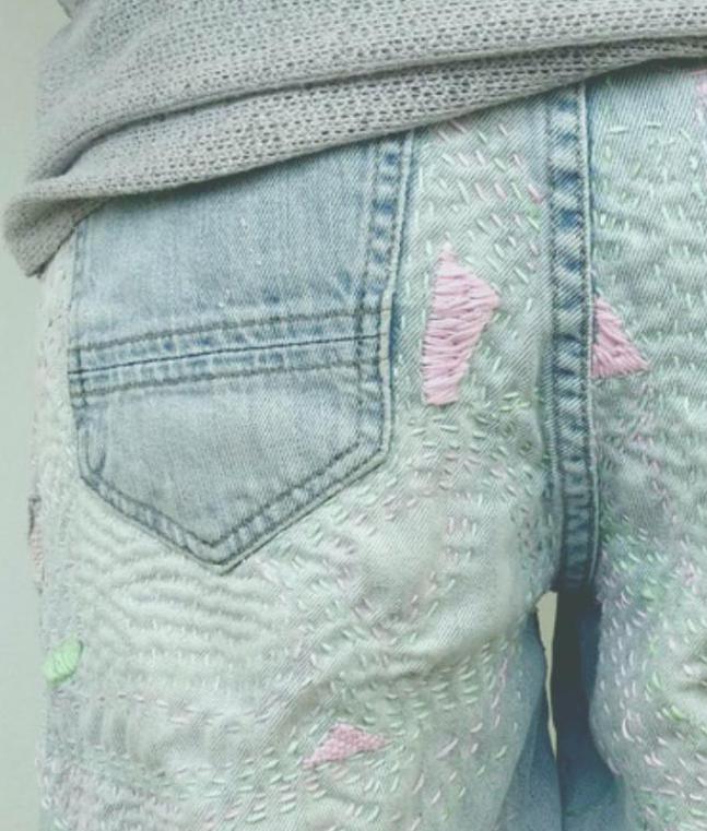Как украсить рваные джинсы