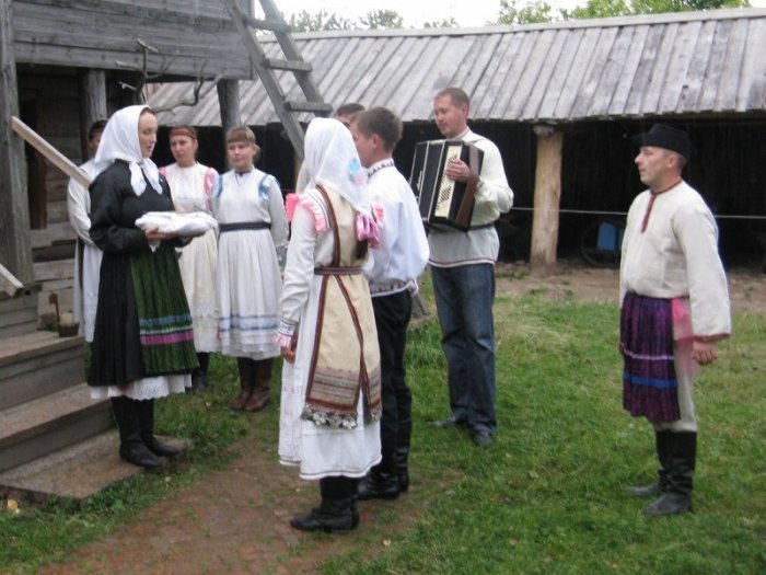 Традиционная встреча жениха и невесты хлебом и солью в деревне.